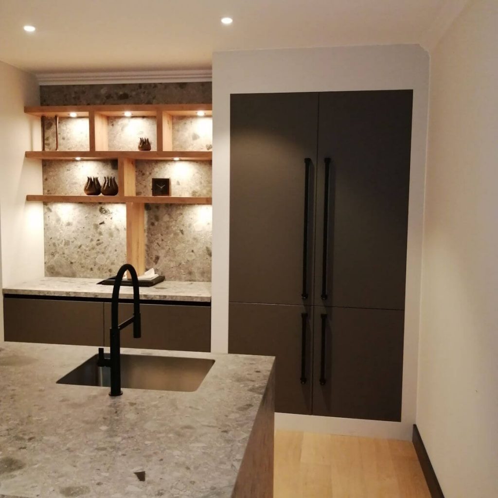 Moderne keuken met zwarte stoere keukengrepen