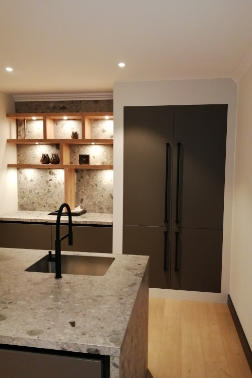 Moderne keuken met smeedijzeren grepen
