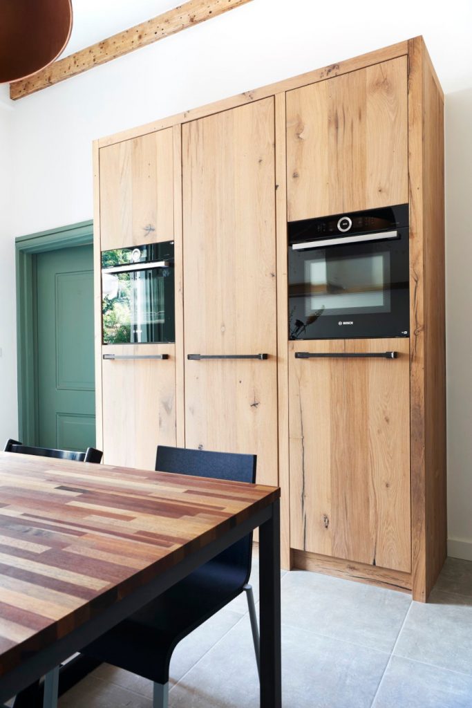 Houten keukenkast met ambachtelijke handgrepen van maker en designer Dimitri Balde